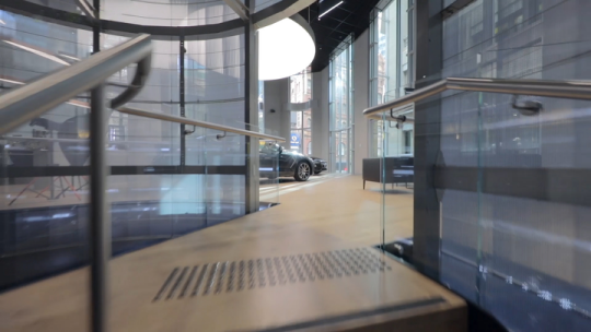 晶泓科技携手捷恩斯打造360度酷炫透明LED圆柱屏