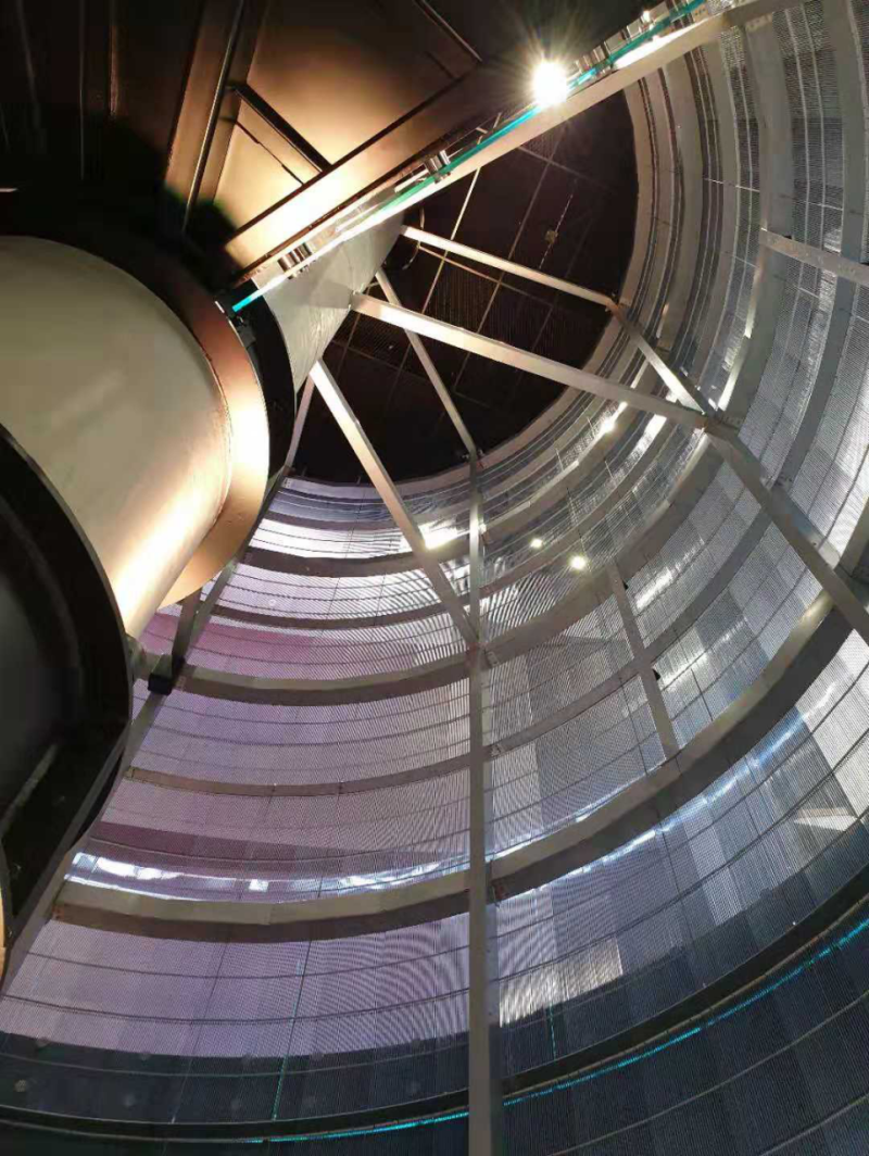 晶泓科技携手捷恩斯打造360度酷炫透明LED圆柱屏