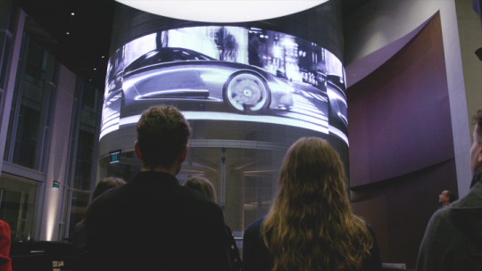 晶泓科技携手捷恩斯打造360度酷炫透明LED圆柱屏